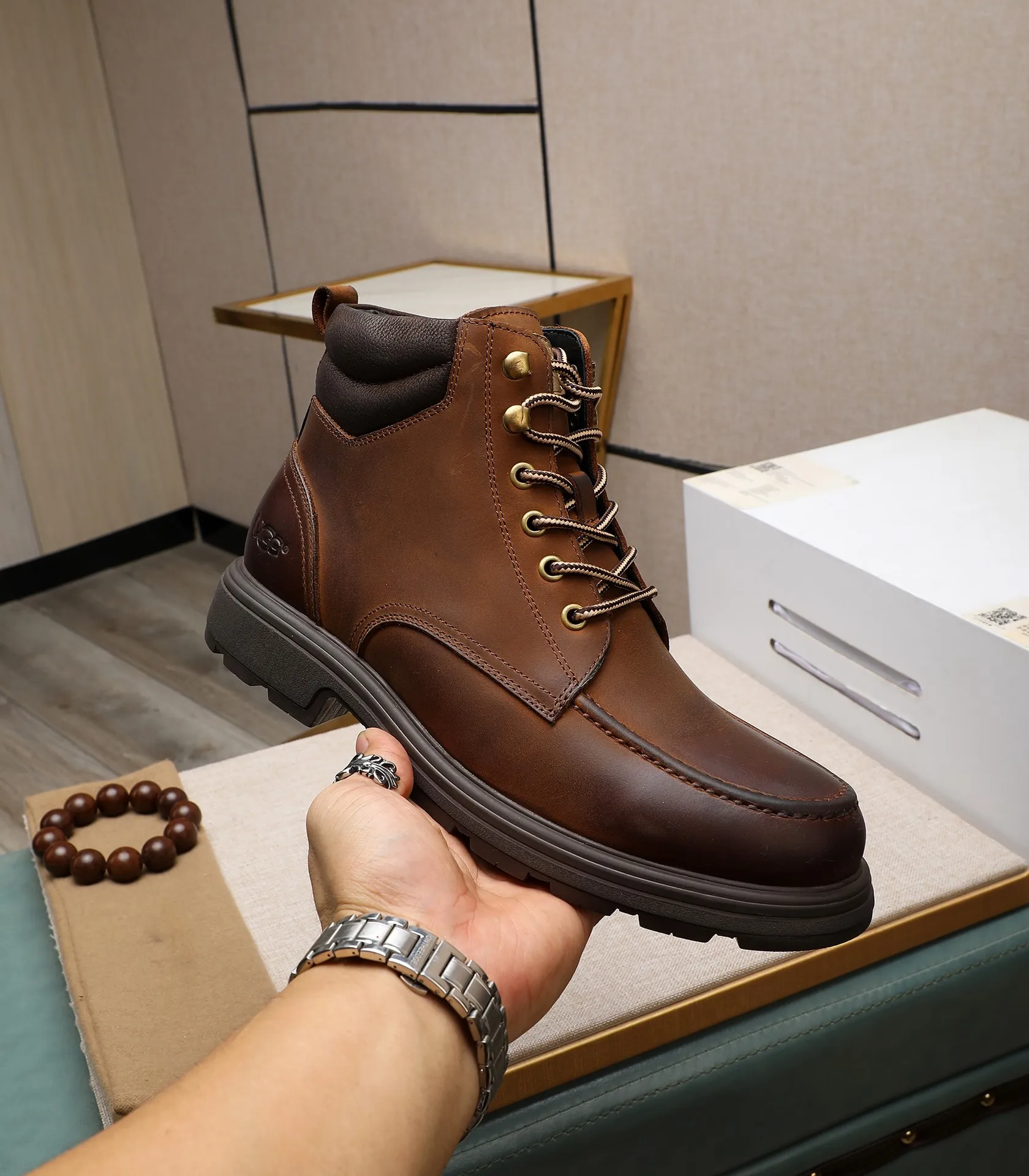 Men's men's shoes💰640 UGG (100% genuine wool lining, 10% off for fake ones) Please pay attention to the quality of the original order and compare the thickness of the wool🏮🏮Hot-selling UGG from Australia's warm luxury brand men's shoes, the official website is synchronized, Beckham men's style..., made of imported top-layer waxed cowhide, waxed toe cap, Australian real wool velvet lining Carefully sewn...Imported rubber Martin boots outsole (comfortable, soft and wear-resistant). I really like the quality..Exquisite workmanship. You can't put it down at first sight. Size 39-44